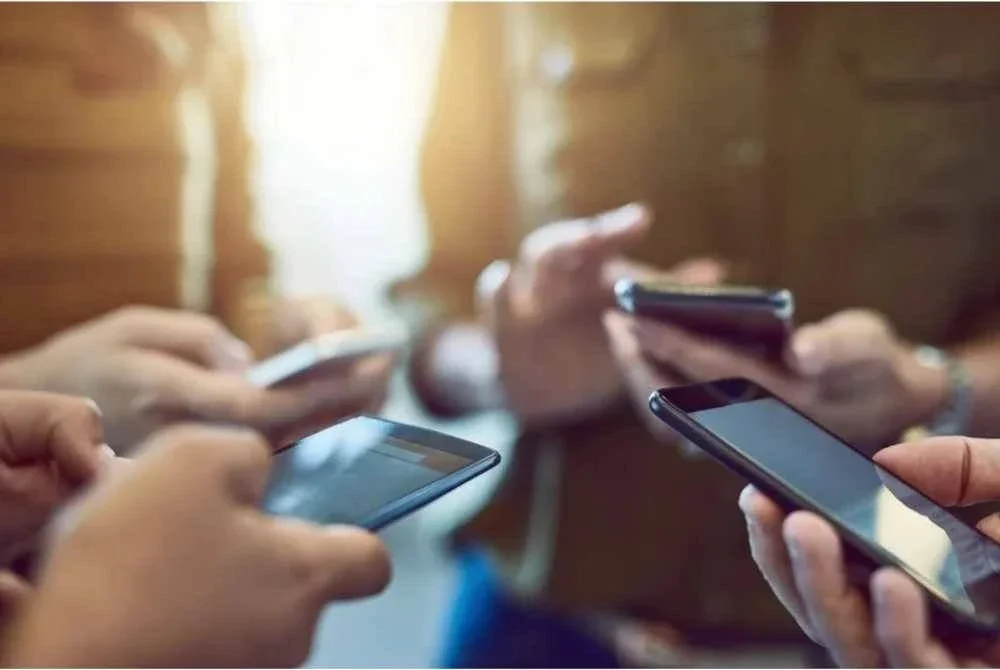 Manusia menyesuaikan diri dengan persekitaran dan komunikasi hari ini lebih bersifat berbilang dimensi iaitu teks, audio, video dan interaktif.