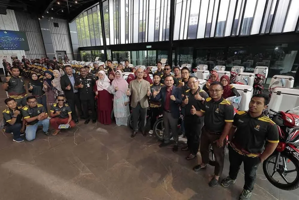 Syamsul Hazeman (tujuh dari kanan) bersama peserta terdiri daripada usahawan asnaf yang menerima motosikal sempena Majlis Penyerahan Kelengkapan Perniagaan Usahawan dan Pelancaran Program Upaya Tahun 2025 di Vetro Hall Galasa pada Selasa.