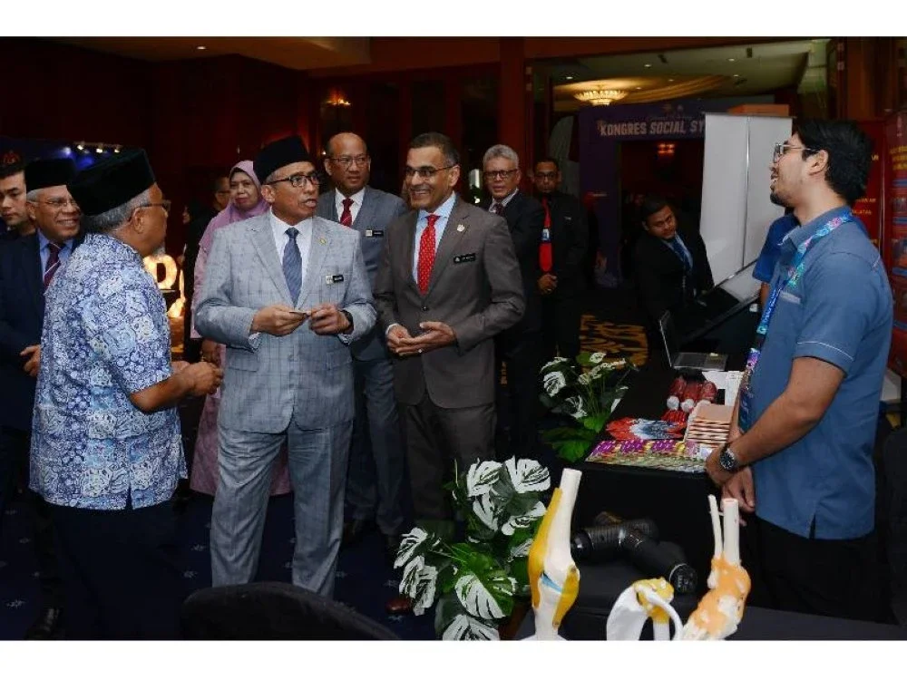 Shamsul Azri (dua dari kiri) melawat reruai pada Kongres Social Synergy 2025 di sebuah hotel.