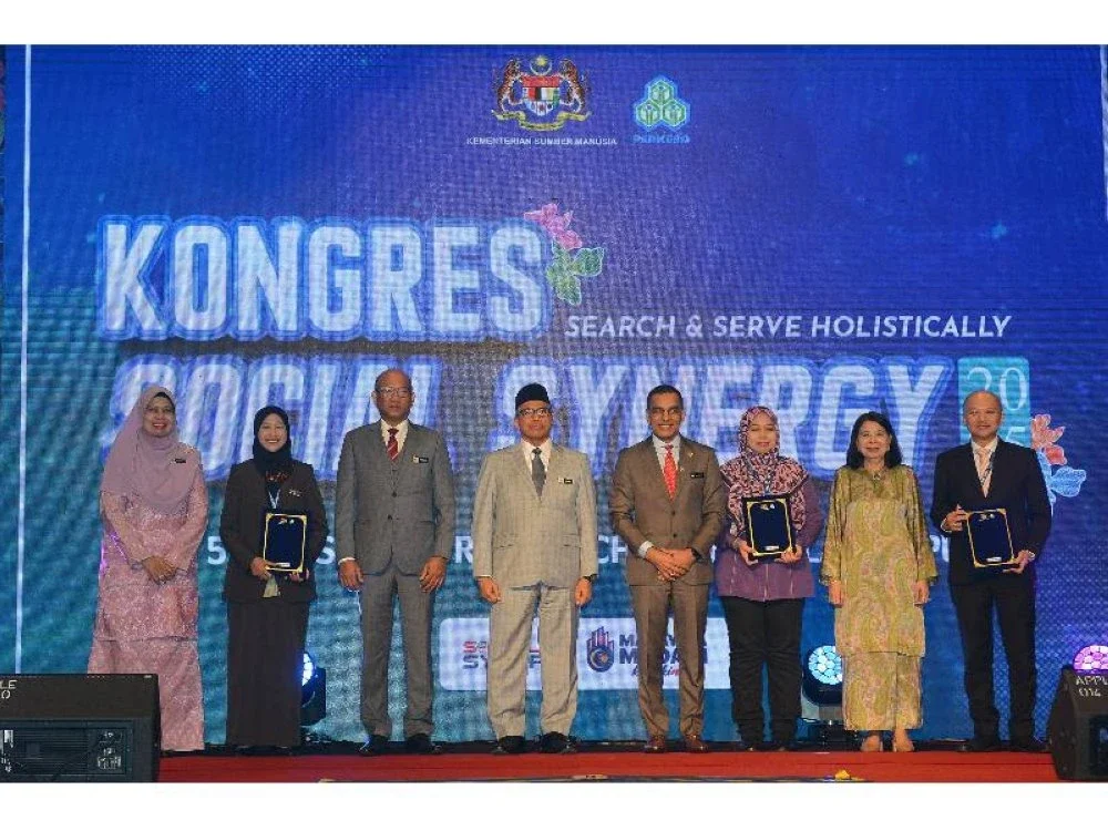 Tiga dari kiri: Azman, Shamsul Azri dan Mohammed Azman bergambar bersama wakil rakan strategik pada Kongres Social Synergy 2025 di sebuah hotel, di sini pada Selasa.- FOTO:MOHD HALIM ABDUL WAHI