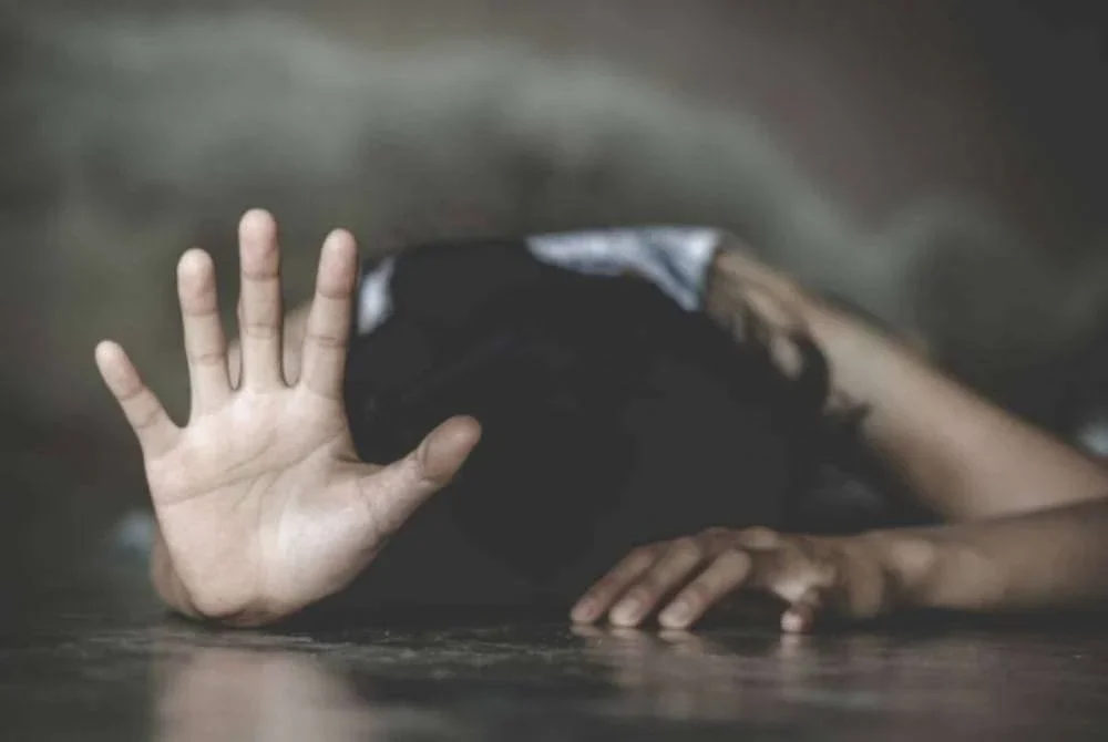 Seorang remaja perempuan mendakwa menjadi mangsa pemuas nafsu bapanya sejak 10 tahun lalu. Gambar hiasan