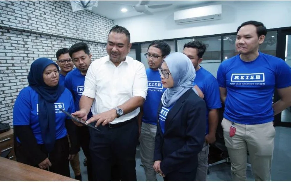 Zulfaqar tidak pernah jemu memberikan bimbingan kepada tenaga muda dalam kalangan bumiputera untuk menerokai bidang baharu.