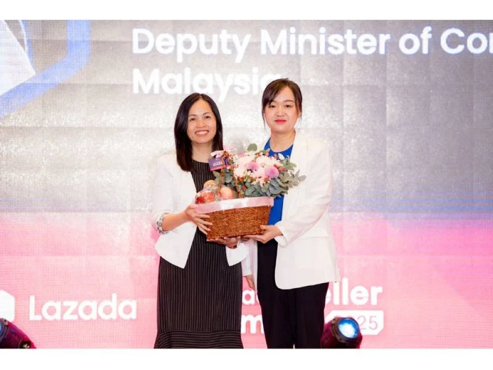 Ketua Pegawai Eksekutif Lazada Malaysia, Kaya Qin, menyampaikan cenderamata penghargaan kepada Nie Ching.