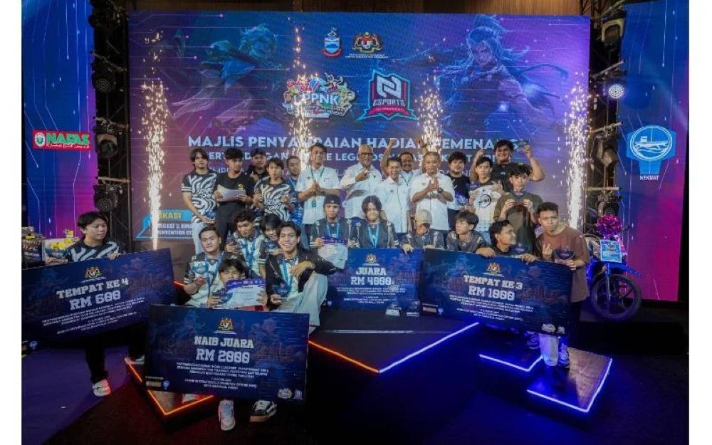Mahfuz (tengah) bersama para pemenang Mobile Legends NAFAS-NEKMAT yang membawa pulang hadiah wang tunai terkumpul bernilai RM10,000.