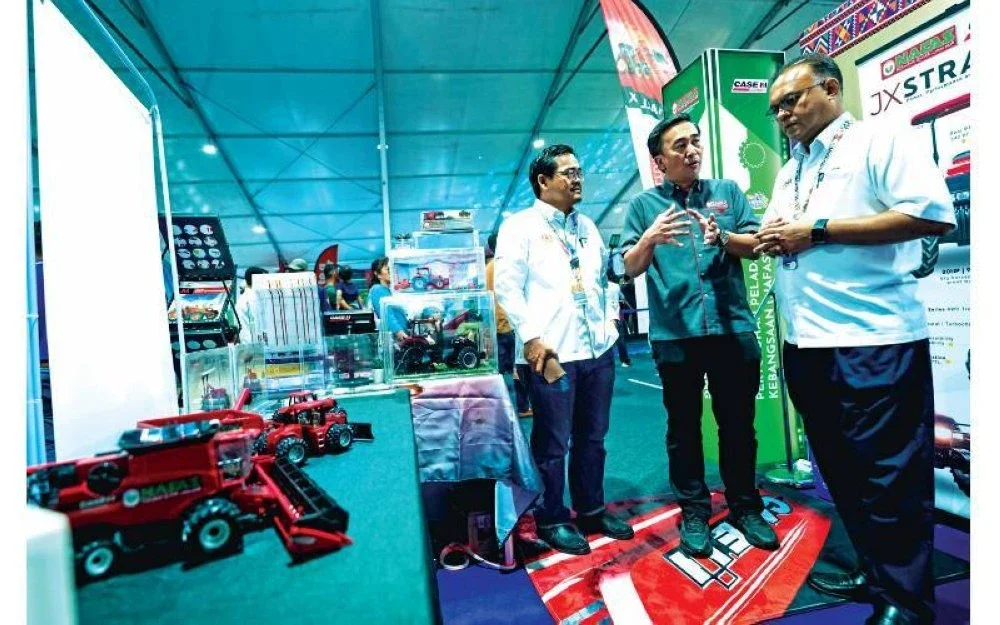 Ketua Setiausaha Kementerian Pertanian dan Keterjaminan Makanan, Datuk Seri Isham Ishak mengadakan lawatan ke reruai jentera NAFAS di Laman Automasi dan Mekanisasi.