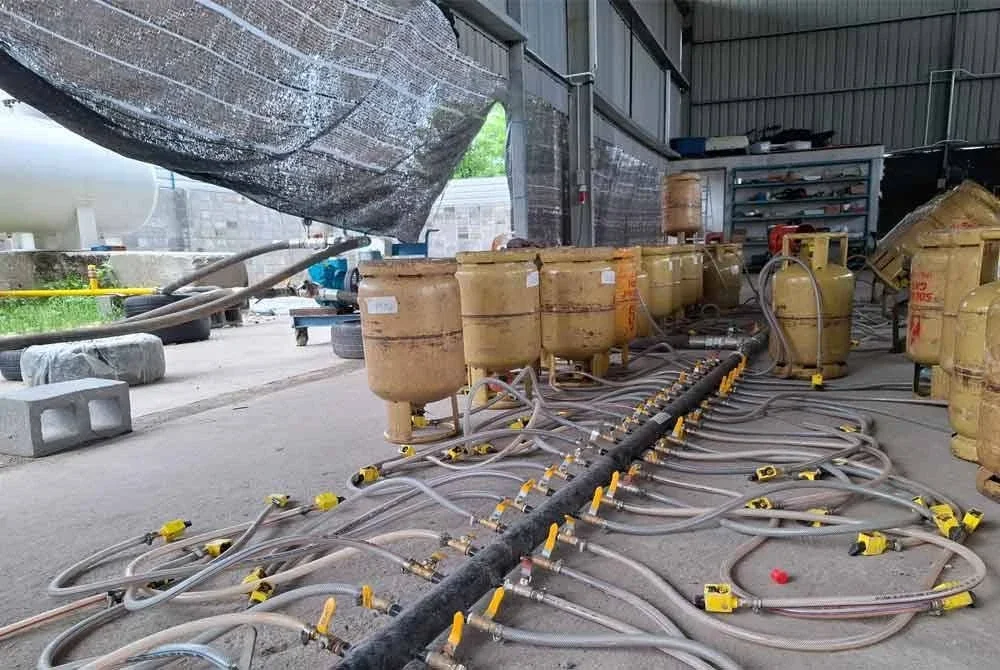 Antara perkakas dan peralatan digunakan ahli sindiket bagi kerja-kerja pemindahan gas dari tong LPG subsidi ke tangki industri.