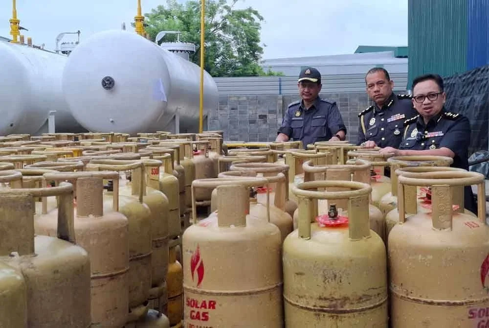 Kamalludin (kanan) menunjukkan sitaan dilakukan ke atas 1,899 tong LPG termasuk 871 tong berisi dan 1,028 tong kosong bernilai lebih RM66,500.