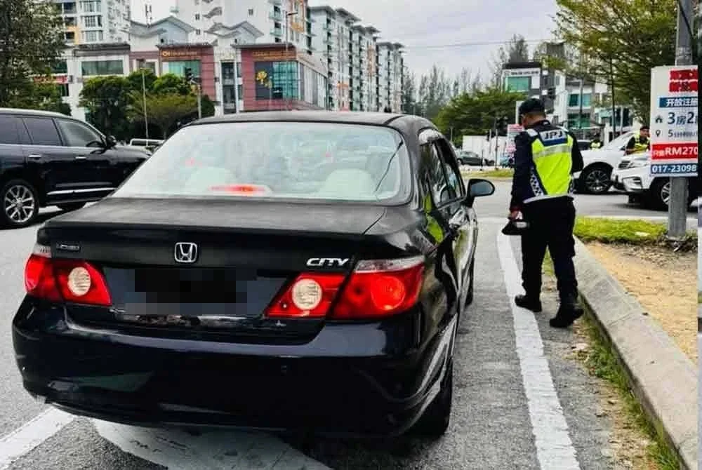 Antara kenderaan diambil tindakan kerana melanggar peraturan lalu lintas dalam operasi pada Isnin.