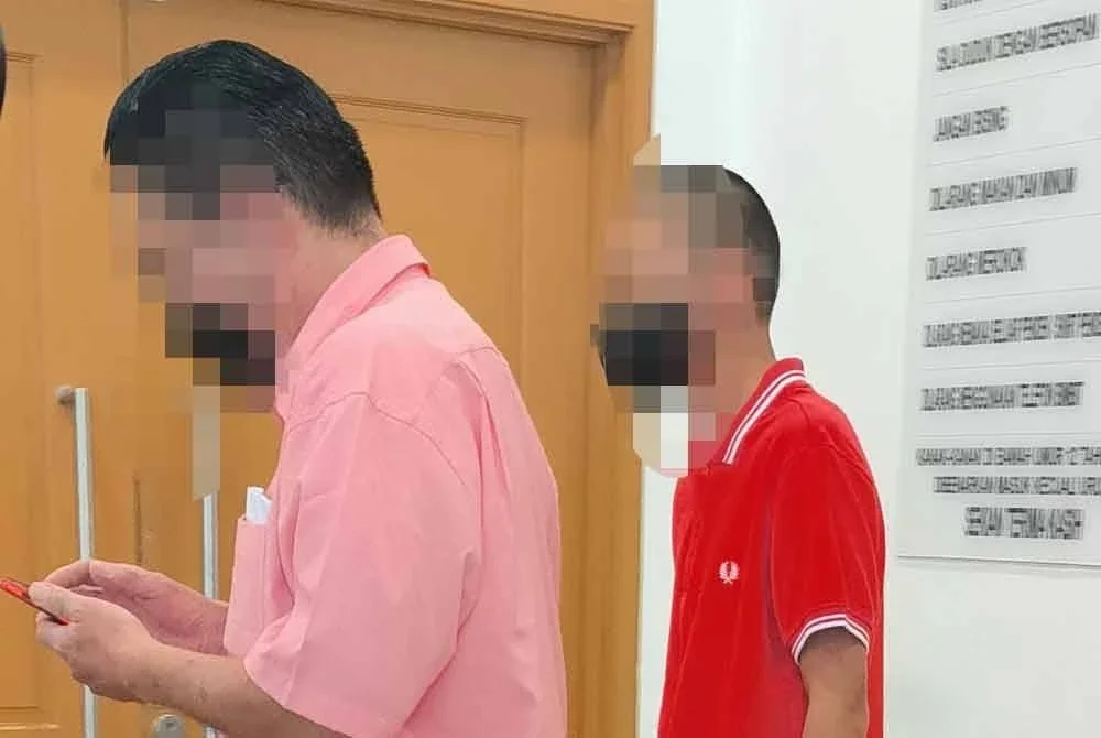 Dua pelajar hadir ke Mahkamah Majistret Kajang pada Rabu bersama ibu bapa masing-masing bagi menghadapi satu pertuduhan berkelakuan kurang sopan, minggu lalu.