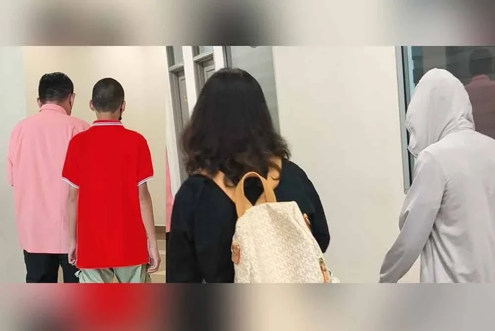 Dua pelajar hadir ke Mahkamah Majistret Kajang pada Rabu, bersama ibu bapa masing-masing bagi menghadapi satu pertuduhan berkelakuan kurang sopan, minggu lalu.