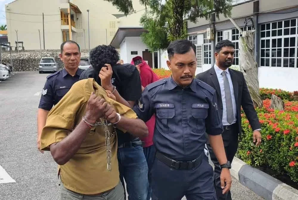 Tiga individu dibawa keluar dari Mahkamah Majistret di sini pada Rabu.