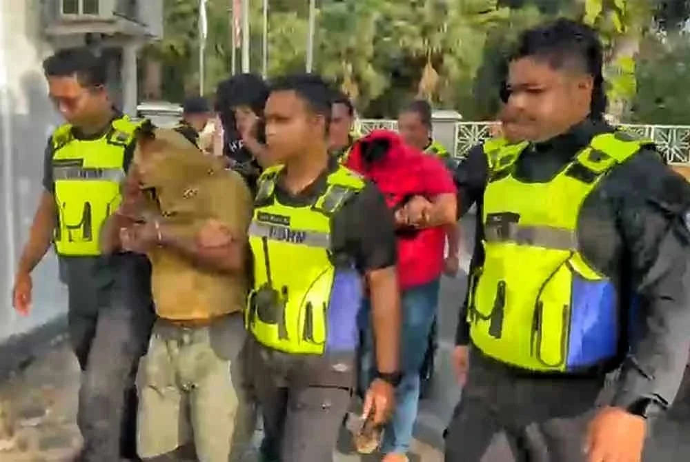 Ketiga-tiga tertuduh ketika dibawa ke Mahkamah Majistret Melaka pada Rabu.