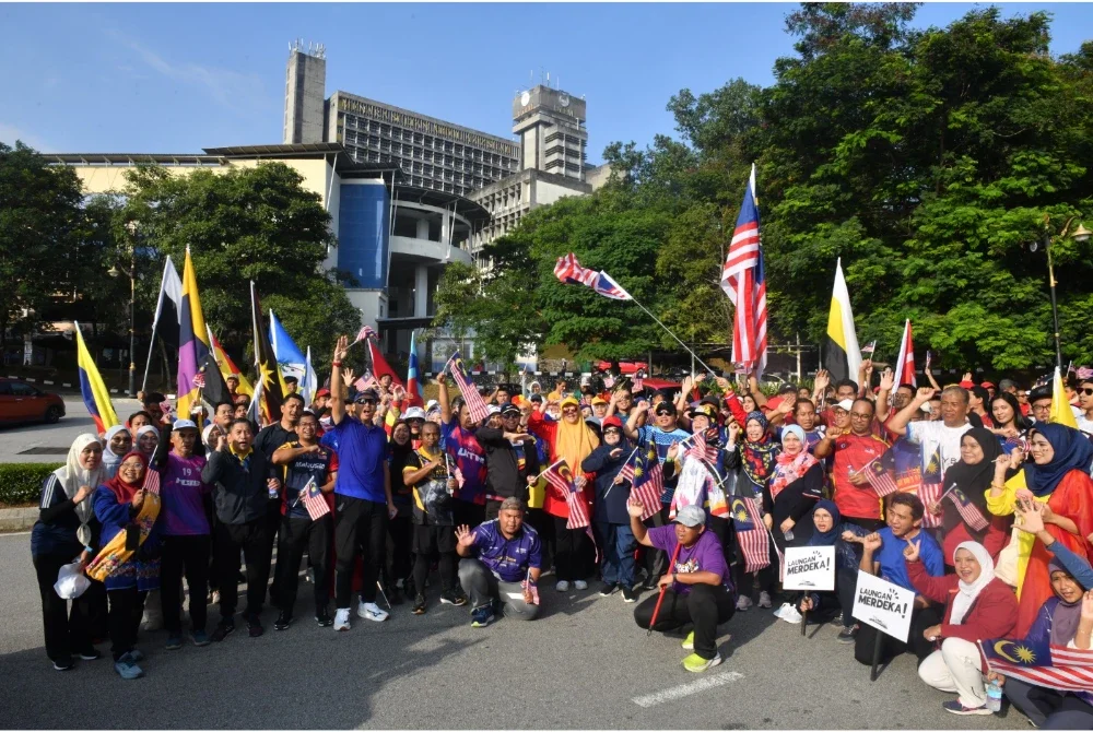 Sebahagian warga UiTM yang memeriahkan Program Jalan-Jalan Kemerdekaan 2025 di Shah Alam, pada Rabu