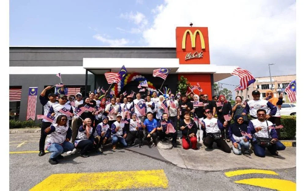 Melati dan Seah Shoo Chin (tengah) bergambar bersama peserta konvoi di McDonald's Batu Berendam.