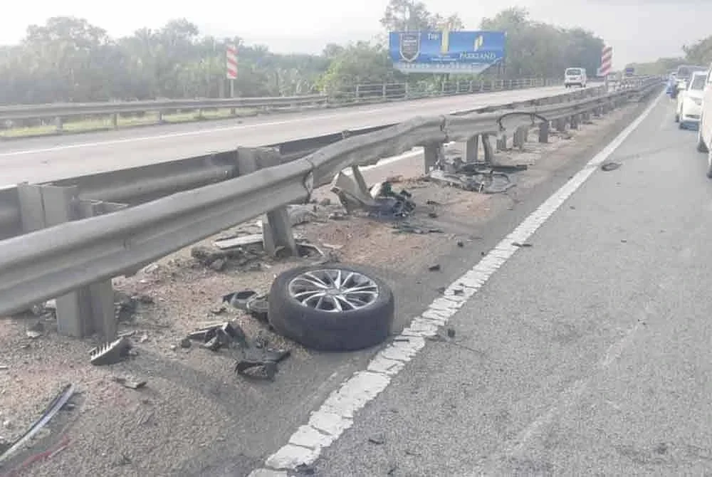 Juruteknik dan rakannya maut selepas SUV dinaiki mereka terbabas dan melanggar pembahagi jalan di KM 68.3 Lebuhraya Utara-Selatan, arah utara pada Rabu.- Foto IPD Kluang