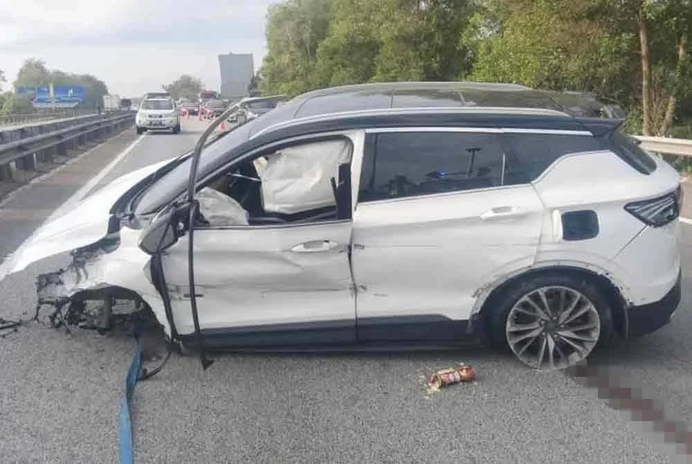 Juruteknik dan rakannya maut selepas SUV dinaiki mereka terbabas dan melanggar pembahagi jalan di KM 68.3 Lebuhraya Utara-Selatan, arah utara pada Rabu.- Foto IPD Kluang
