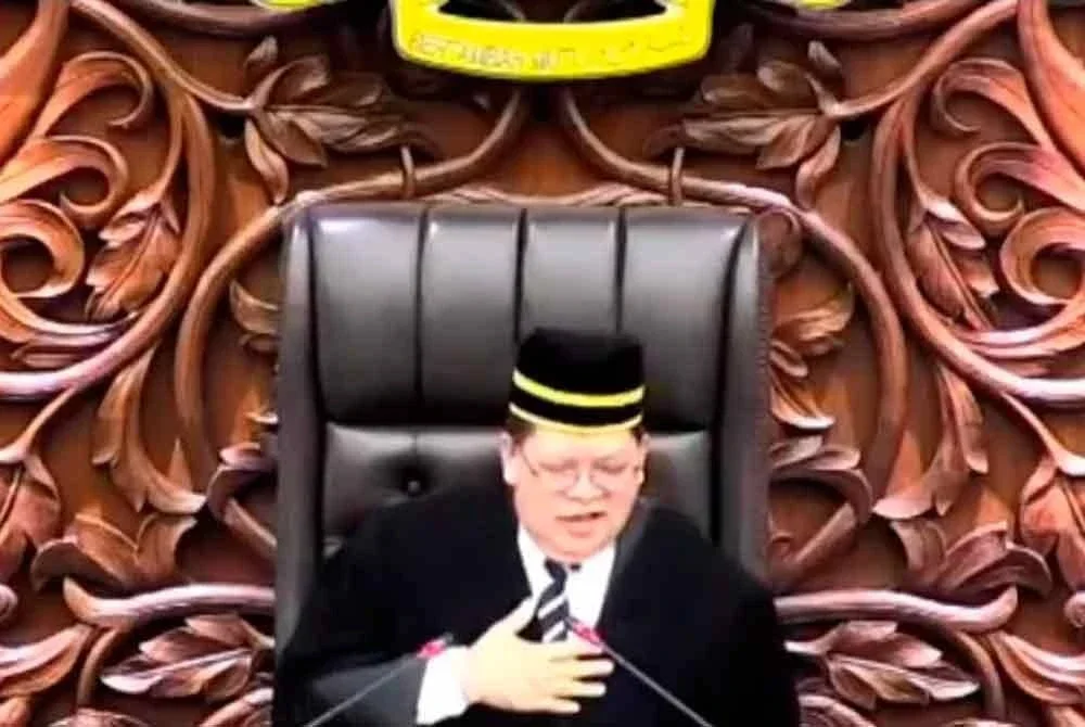 Johari dilihat mengurut dadanya sambil menyebut ‘Allahuakbar’ sebaik sahaja berjaya meleraikan pertelingkahan itu.