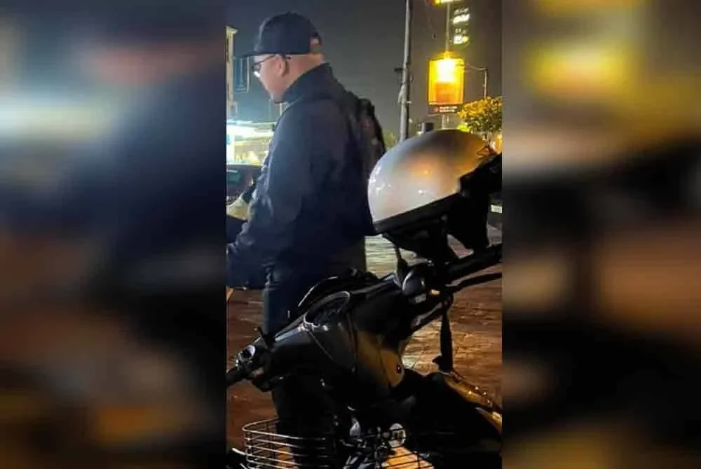 Anggota penguatkuasa JAINJ ketika operasi menahan pasangan kekasih melakukan perbuatan tidak senonoh di dalam kereta.