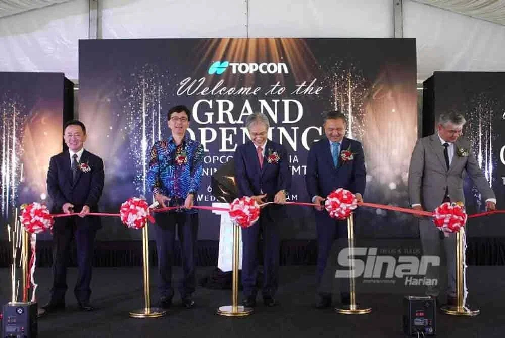 Takashi (tengah) dan Sze Han (dua dari kanan) memotong riben sebagai simbolik semasa Majlis Pelancaran TMTC di Kota Kemuning di sini pada Rabu. Foto SINAR HARIAN/ROSLI TALIB