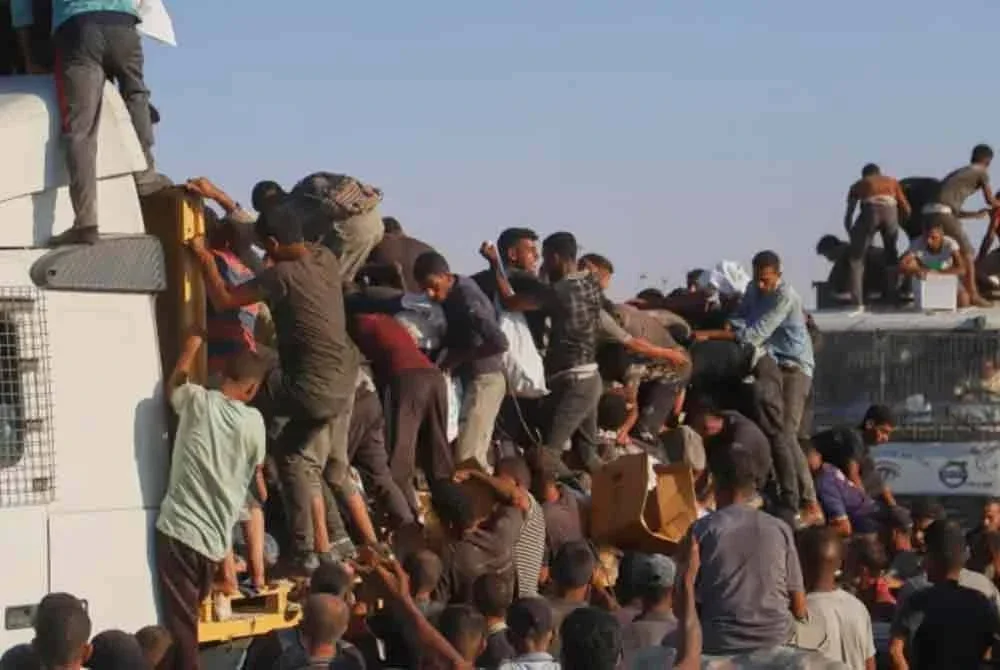 Seramai 20 rakyat Palestin terbunuh dan puluhan cedera pada Rabu apabila sebuah trak yang membawa bantuan terbalik menimpa orang ramai.