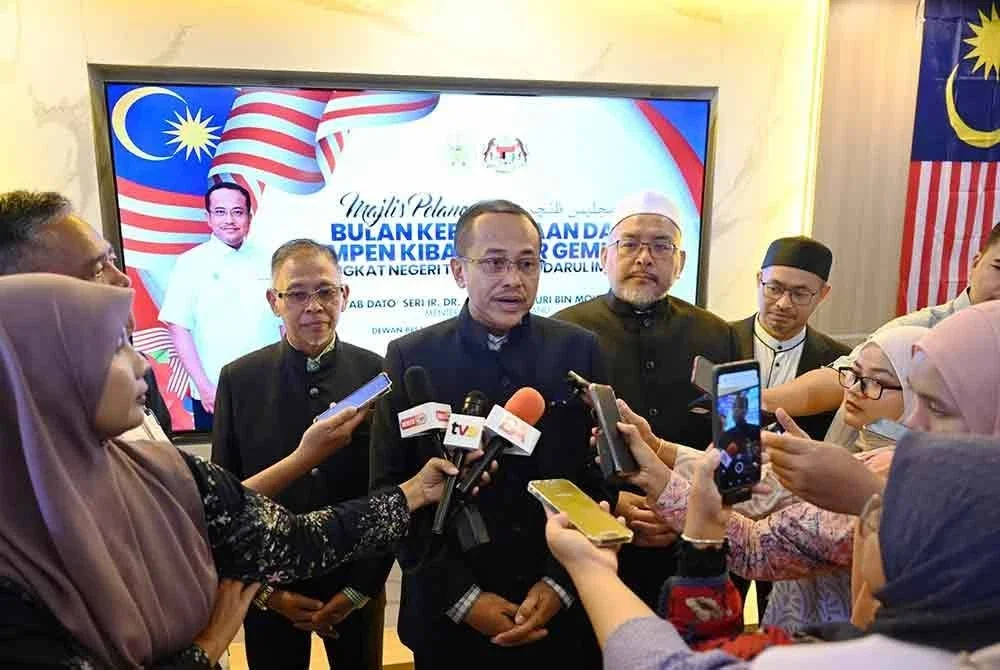 Ahmad Samsuri (tengah) ketika ditemui pemberita selepas menyempurnakan Majlis Pelancaran Kempen Kibar Jalur Gemilang sempena Sambutan Hari Kebangsaan Peringkat Negeri Terengganu di Wisma Darul Iman, pada Rabu.