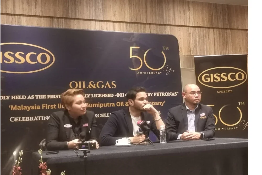 Umaira (kiri) bersama Mohammad Khoirul Kamal (tengah) ketika sidang akhbar mengumumkan Majlis Gala Jubli Emas ke-50 dan Anugerah Perkhidmatan Cemerlang 2025 GISSCO yang dijadualkan 15 September depan.