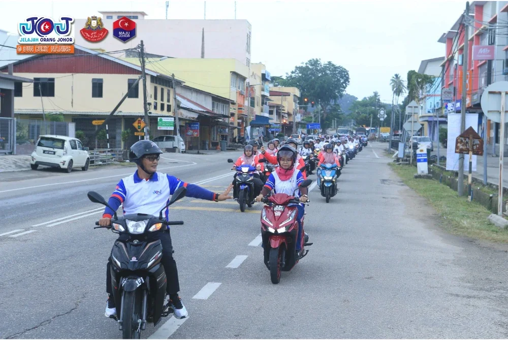 Mohd Fuad (depan) Program Jelajah Orang Johor (JOJ), yang berlangsung di Dewan Undangan Negeri (DUN), Bukit Naning, Sabtu lalu.
