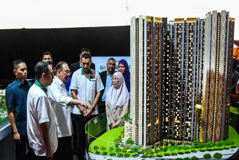 Perdana Menteri, Datuk Seri Anwar Ibrahim melihat model Residensi Aman Lumayan pada Majlis Pecah Tanah Residensi Aman Lumayan di Bandar Sri Permaisuri di Kuala Lumpur pada Rabu.