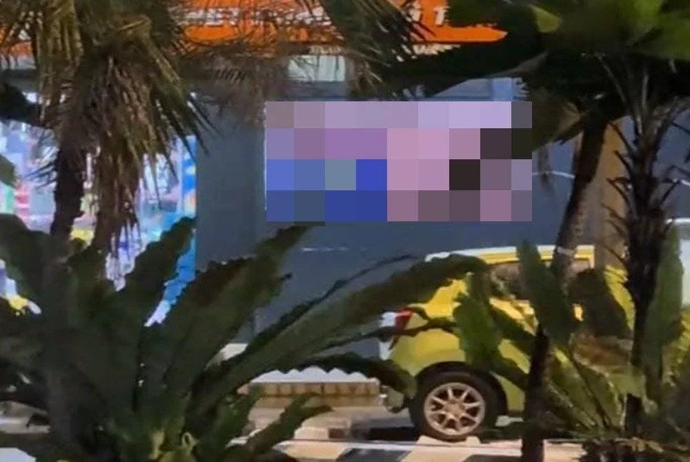 Tular hantaran di media sosial memaparkan Jalur Gemilang dipasang terbalik di sebuah premis di sini.