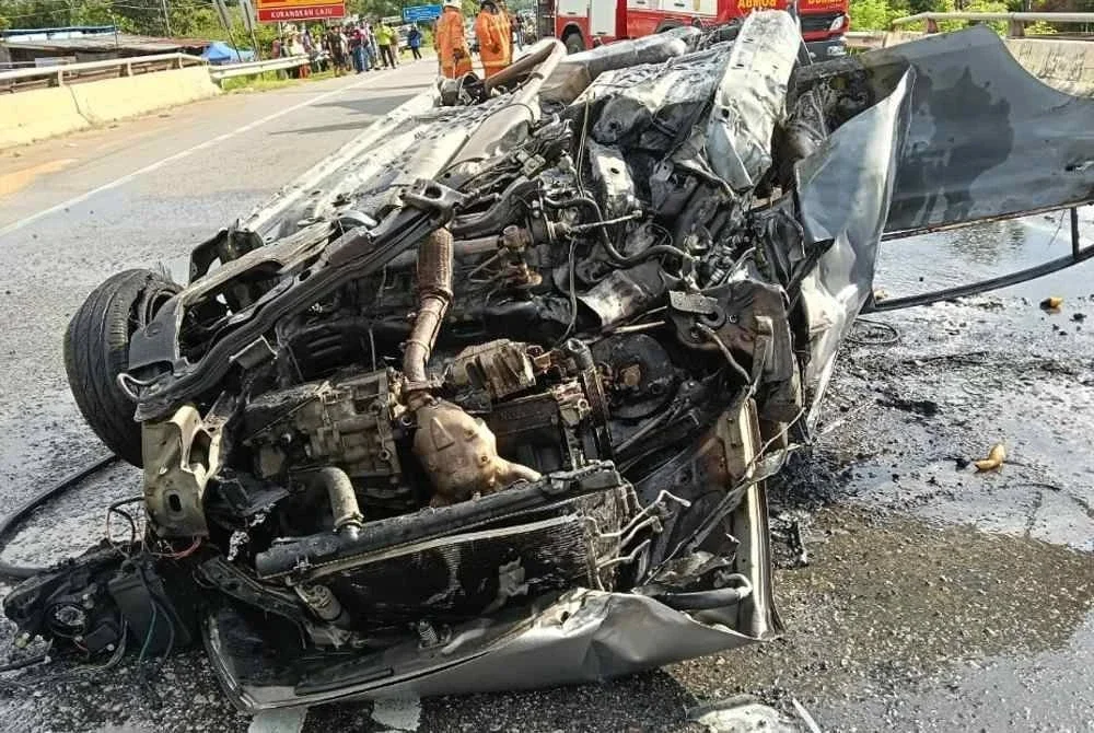 Kereta Proton Saga yang dinaiki mangsa terbakar dalam kejadian petang Rabu. Foto JBPM