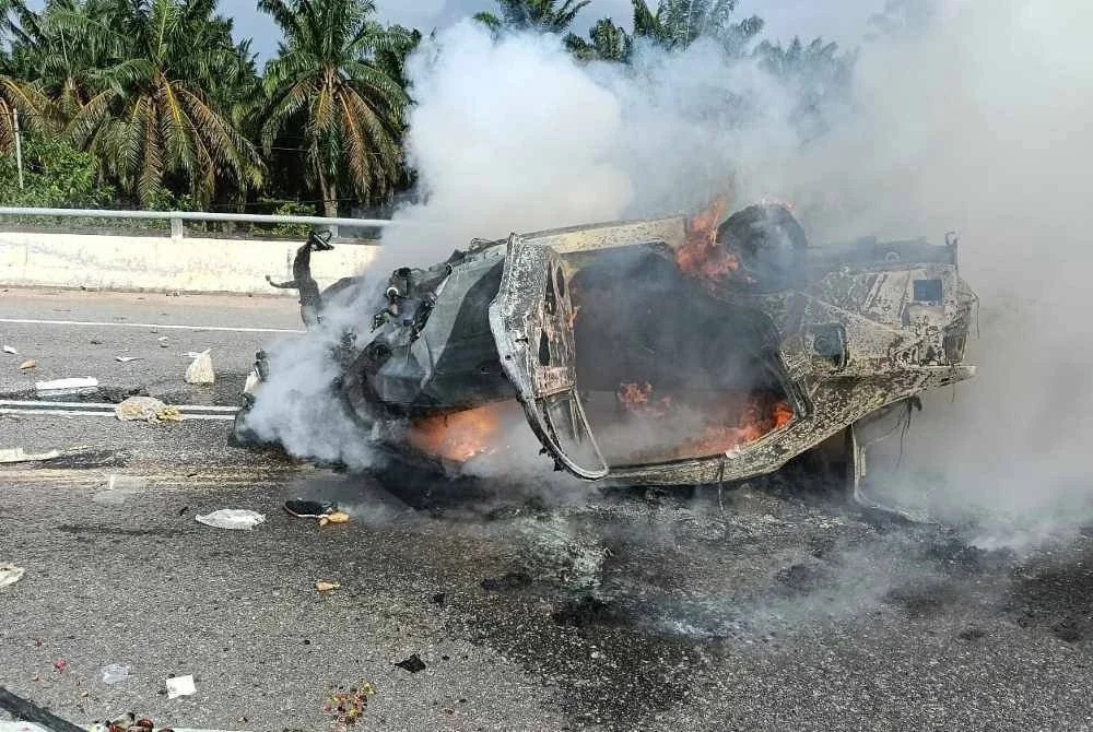 Tiga beranak nyaris maut apabila kereta yang dinaiki mereka terbalik sebelum terbakar dalam kejadian di Kampung Keroh berdekatan Sekolah Menengah Kebangsaan Kampung Keroh pada Rabu. Foto JBPM