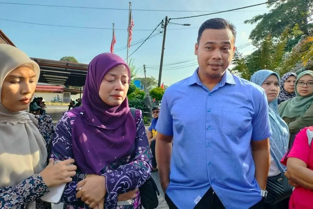 Mohd Roshidi dan Norliza (dua dari kiri) ditemani ahli keluarga di Mahkamah Majistret Gurun pada Rabu.