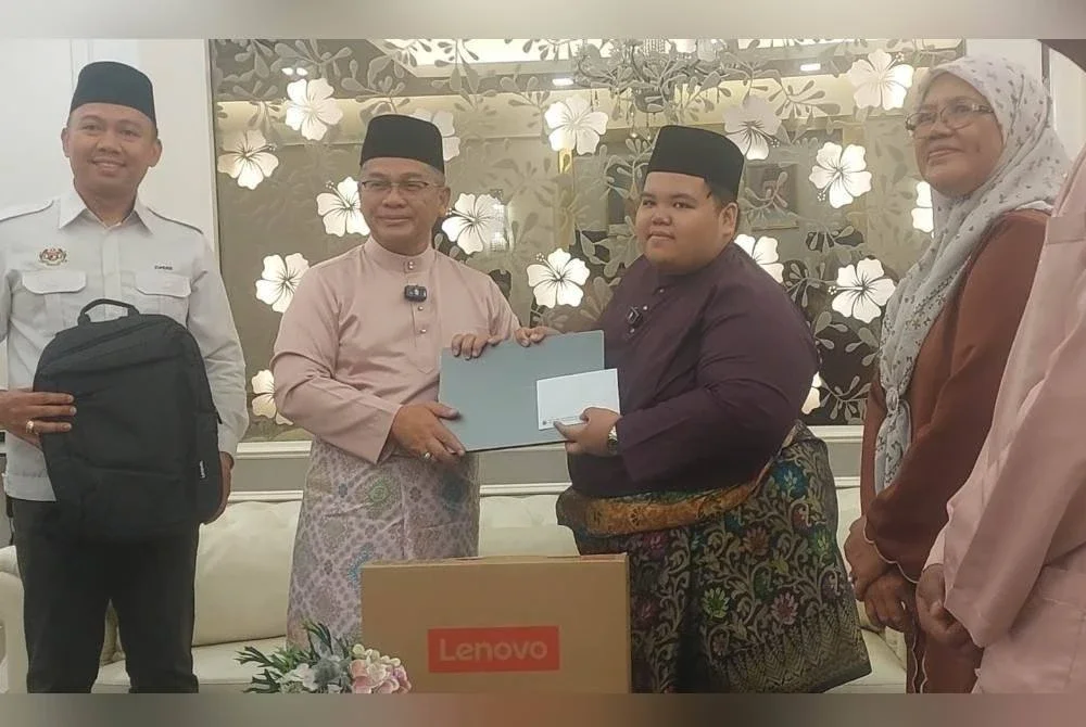 Mohd Na’im (dua dari kiri) menyerahkan sumbangan bantuan kepada Muhammad Haziq Hakimi (tiga dari kiri) di Pusat Dagangan Dunia Kuala Lumpur (WTCKL) pada Rabu.