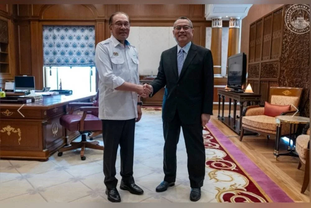 Perdana Menteri, Datuk Seri Anwar Ibrahim menerima kunjungan hormat Wan Ahmad Farid di pejabatnya hari ini.