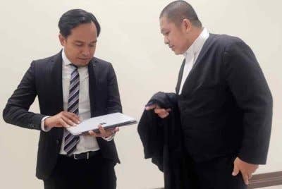 Hamid (kanan) berbincang sesuatu dengan Shahlan mengenai kes Zara Qairina.