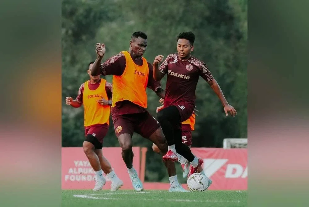 Mukhairi (kanan) sudah bersedia memberikan segalanya dalam misi Selangor FC memburu kejuaraan musim ini. Foto Selangor FC