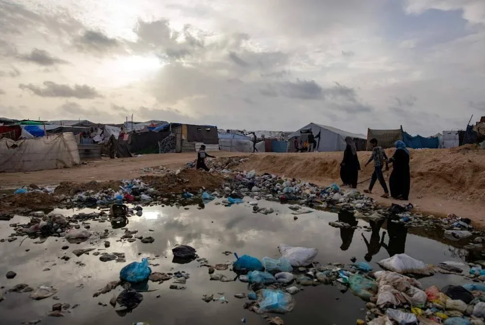 Keadaan persekitaran yang kotor dan tercemar menyebabkan wabak mudah merebak di 'bandar khemah' yang menjadi tempat berlindung penduduk Palestin. Foto Agensi