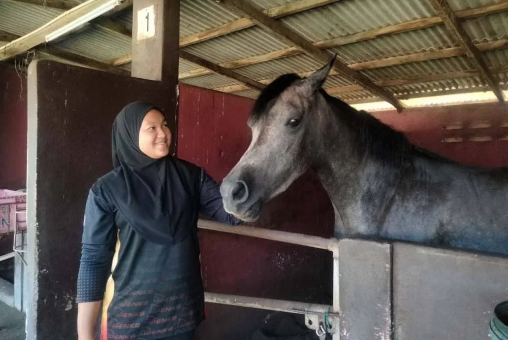 Fatin Najihah bersama kuda miliknya.