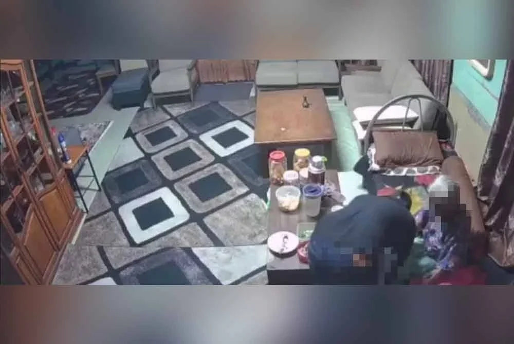 Tangkap layar tular menunjukkan detik cemas seorang warga emas tinggal sendiri apabila rumahnya dimasuki lelaki bertopeng.