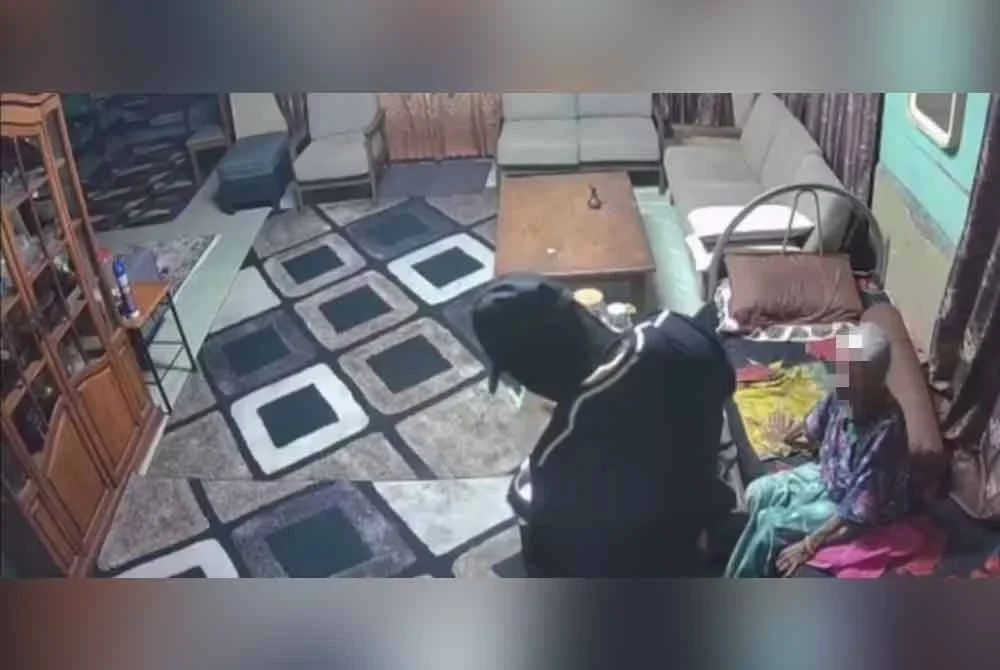 Tangkap layar tular menunjukkan detik cemas seorang warga emas tinggal sendiri apabila rumahnya dimasuki lelaki bertopeng.