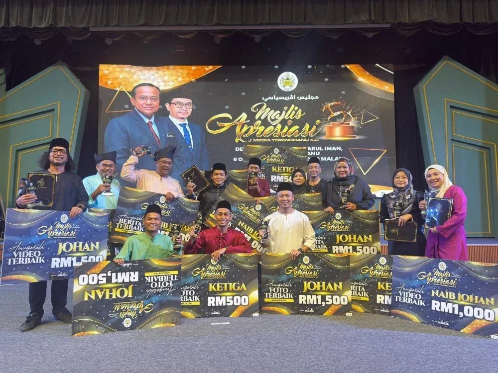 Antara pengamal media yang menerima anugerah sempena Majlis Apresiasi Media Terengganu 2025 yang berlangsung di Dewan Besar Wisma Darul Iman pada malam Rabu.
