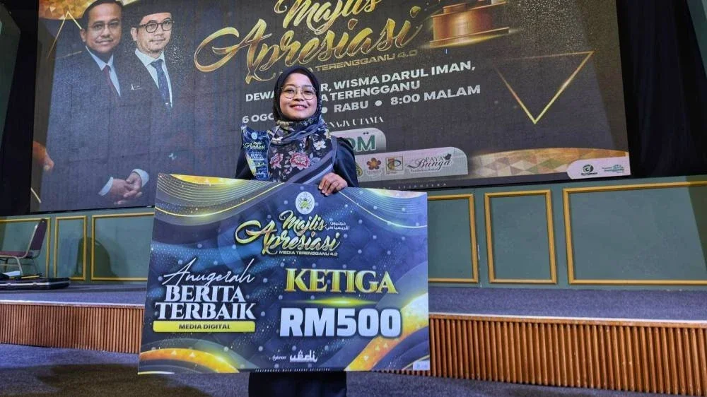 Norhaspida menerima anugerah tempat ketiga bagi kategori Berita Digital Terbaik sempena Majlis Apresiasi Media Terengganu 2025 di Dewan Besar Wisma Darul Iman, Kuala Terengganu.