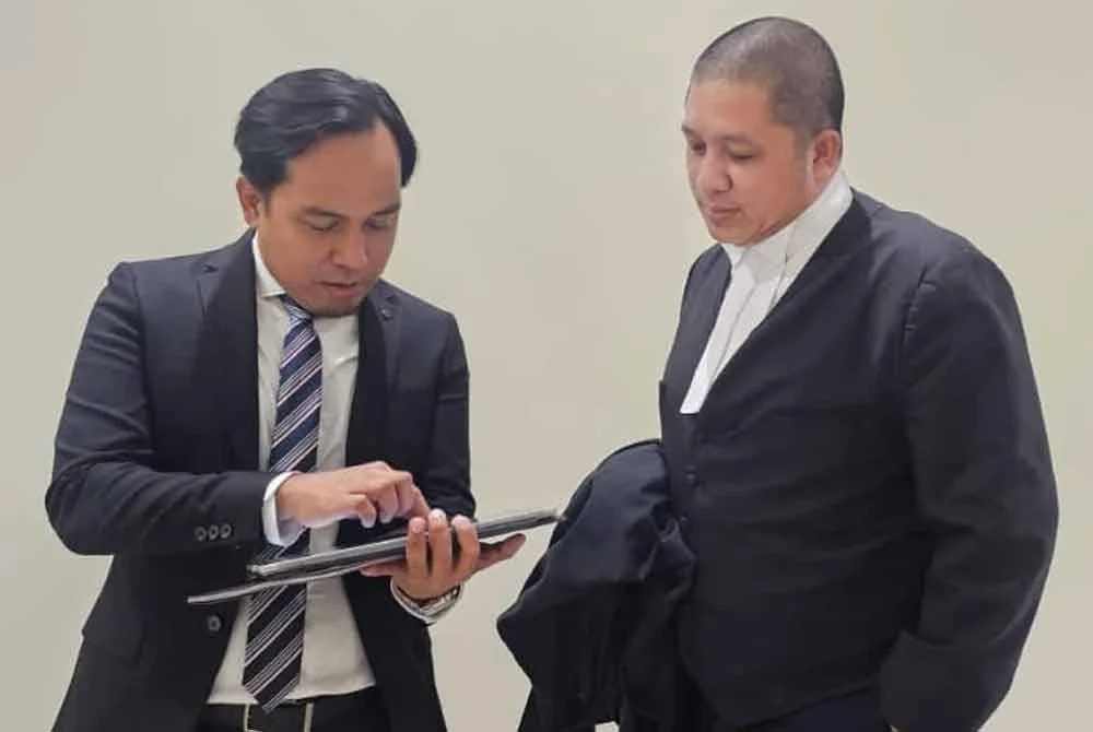 Hamid (kanan) bersama rakan sepasukannya, Shahlan ketika berbincang mengenai kes Zara Qairina.