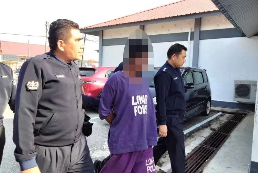 Suspek yang memakai baju lokap berwarna ungu tiba di pekarangan Mahkamah Majistret Machang pada Khamis.