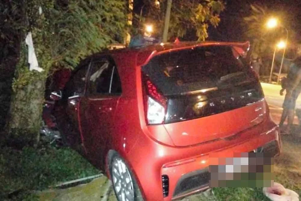 Dalam kejadian kira-kira jam 7.45 malam itu kedua-dua beradik dalam perjalanan untuk membawa ibunya yang dikatakan tidak sedarkan diri akibat terjatuh dalam bilik air.