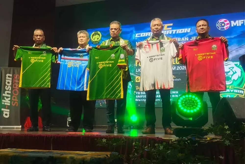 Saifuddin Nasution (tengah) pada majlis memperkenalkan pemain, penaja dan jersi IFC yang beraksi pada pentas Liga Super 2025/2026.