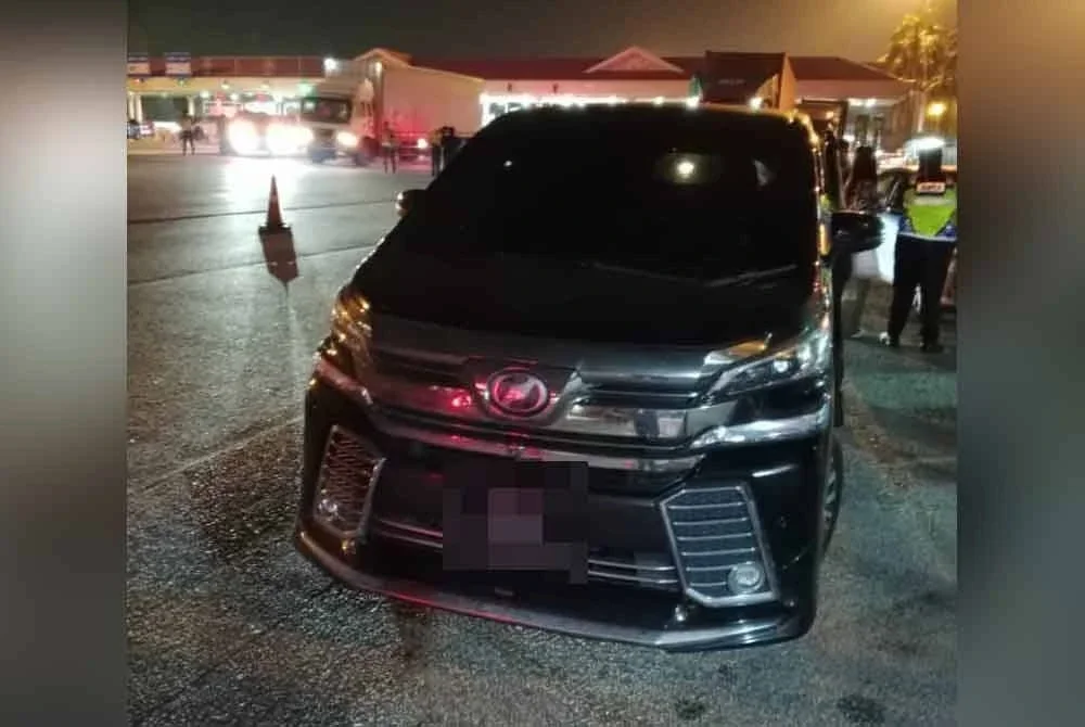 Antara kenderaan yang ditahan selepas didapati cukai jalan telah tamat tempoh dalam operasi dijalankan Jabatan Pengangkutan Jalan (JPJ) di Plaza Tol Kota Kemuning pada Rabu.