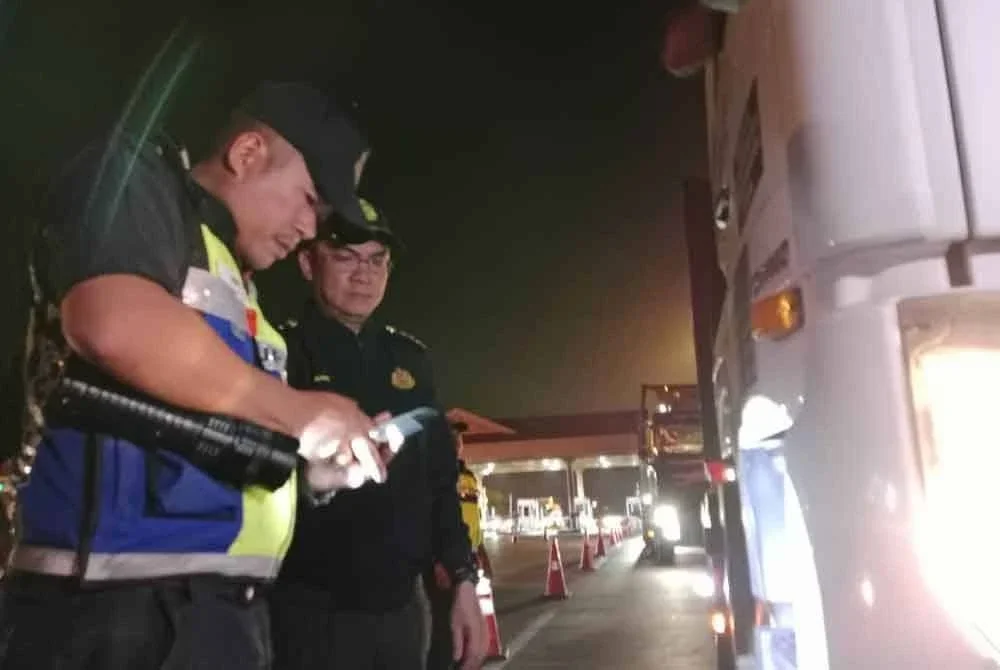 Azrin (kanan) ketika operasi JPJ di Plaza Tol Kota Kemuning pada Rabu.