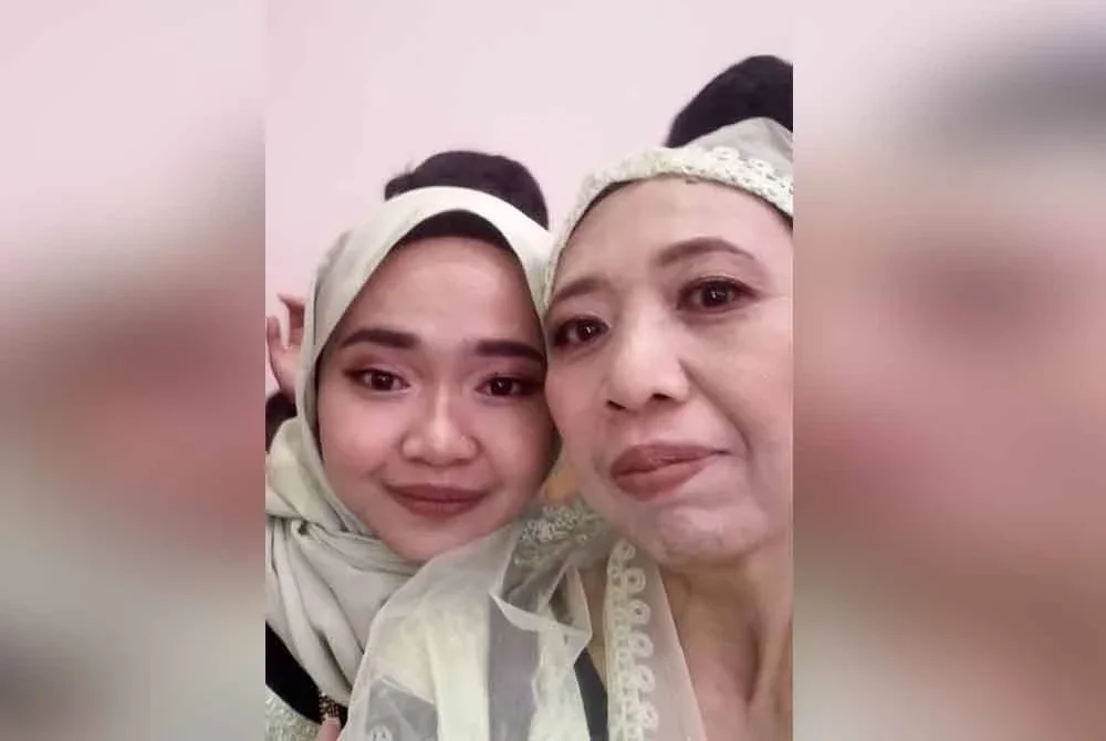 Ana Salwa (kanan) bersama anaknya, Rosshamira.