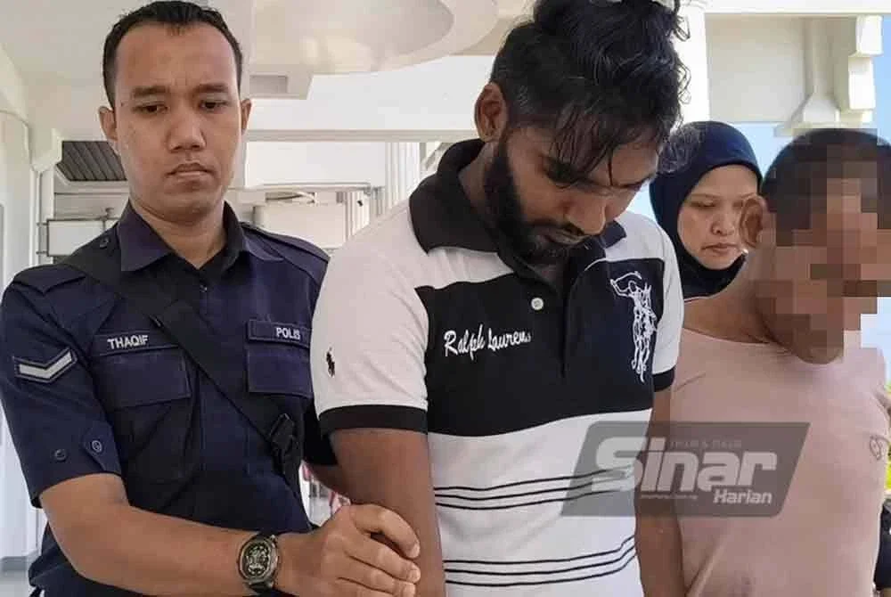 Tertuduh (dua dari kiri) mengaku tidak bersalah di Mahkamah Sesyen Alor Gajah pada Khamis.